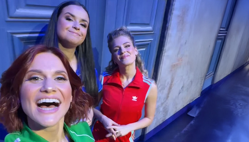 K3 geeft een rondleiding op het podium van de Gi-Ga Gantische Kerstshow